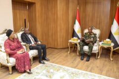 البرهان يتسلم رسالة خطية من رئيس جمهورية زيمبابوي