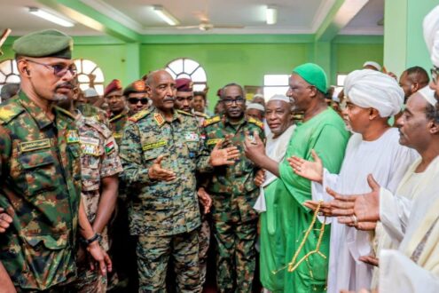 البرهان يقدم واجب العزاء في وفاة الخليفة الطيب الجد بأم ضواً بان