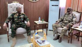 البرهان يلتقي المنشق من مليشيا آل دقلو الإرهابية اللواء النور القبة