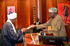 سفير السودان لدى نيجيريا يقدم أوراق اعتماده للرئيس النيجيري