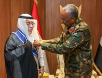 البرهان يمنح السفير السعودي وسام النيلين من الطبقة الأولى بمناسبة انتهاء فترة عمله