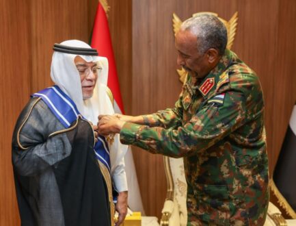 البرهان يمنح السفير السعودي وسام النيلين من الطبقة الأولى بمناسبة انتهاء فترة عمله