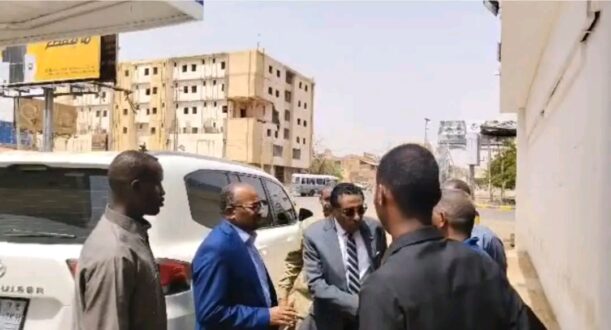 رئيس الوزراء يتفقد محطات الوقود ويطمئن المواطنين على توفر المشتقات البترولية