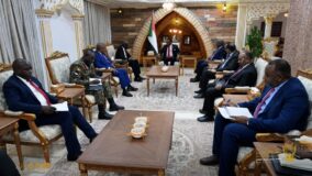 رئيس الوزراء يستقبل الوفد الأوغندي رفيع المستوى الزائر للبلاد