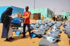 الهلال الأحمر السوداني يوزع 500سله غذائية للأسر المتضررة والعائدة بالخرطوم