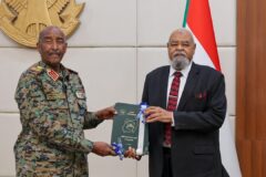 البرهان يلتقي المراجع العام لجمهورية السودان