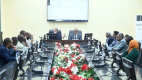 وزير الصحة الاتحادي يترأس الاجتماع الخامس للجنة العليا لتاهيل المرافق الصحية بولاية الخرطوم ويوجه بحصر الاحتياجات العاجلة
