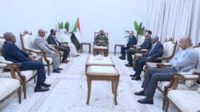 الفريق إبراهيم جابر يلتقي وفد شركة مطابع السودان للعملة
