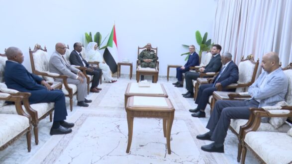 الفريق إبراهيم جابر يلتقي وفد شركة مطابع السودان للعملة